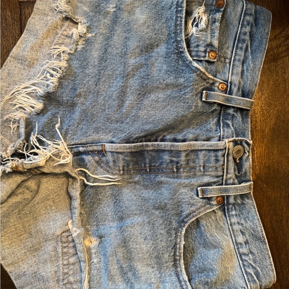 Levi’s high rise distressed Jean short size 28 like new condition - Picture 4 of 8